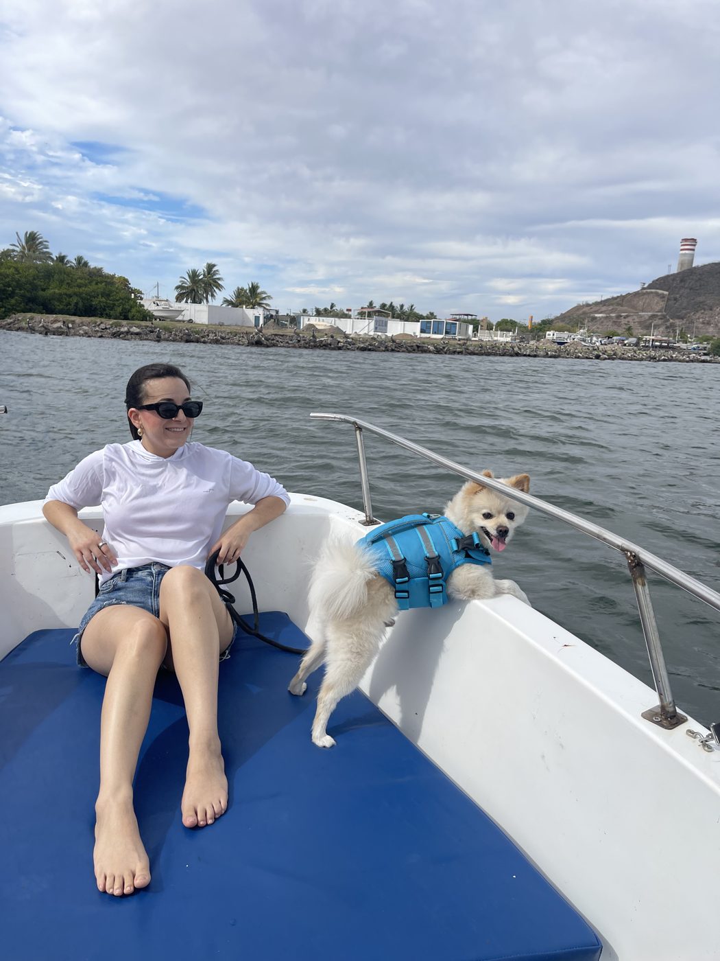 Adriana y Napo en una lancha