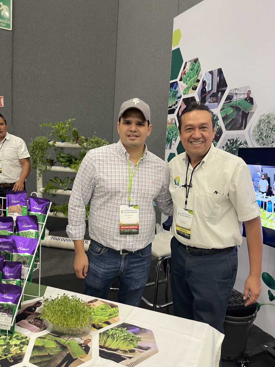 Yair en un stand de expo agro