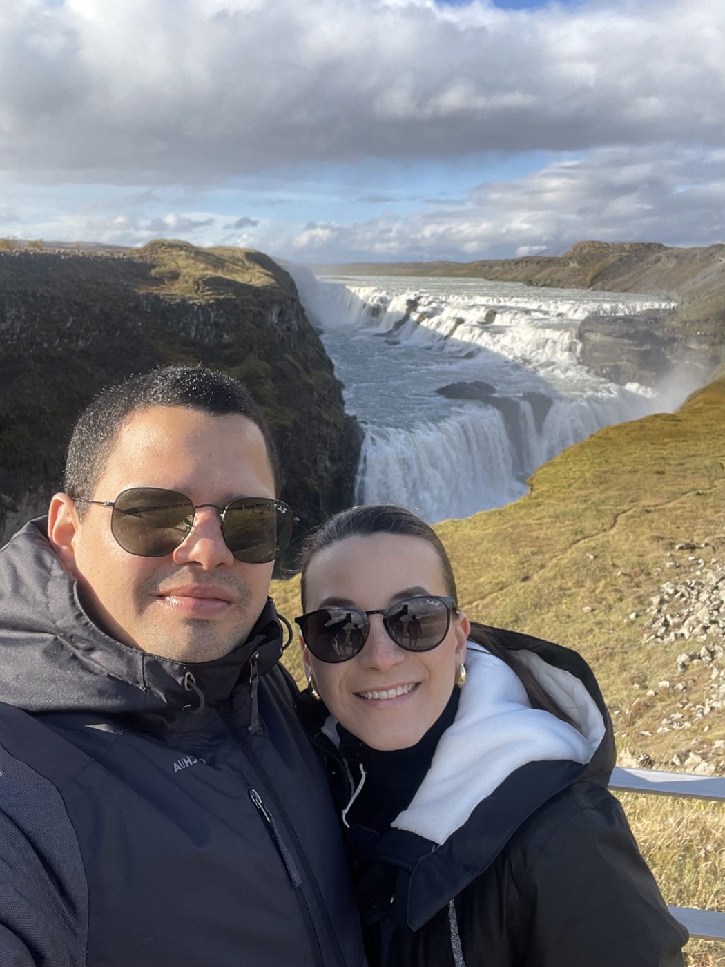 Yair y Adriana frente a una cascada en Islandia