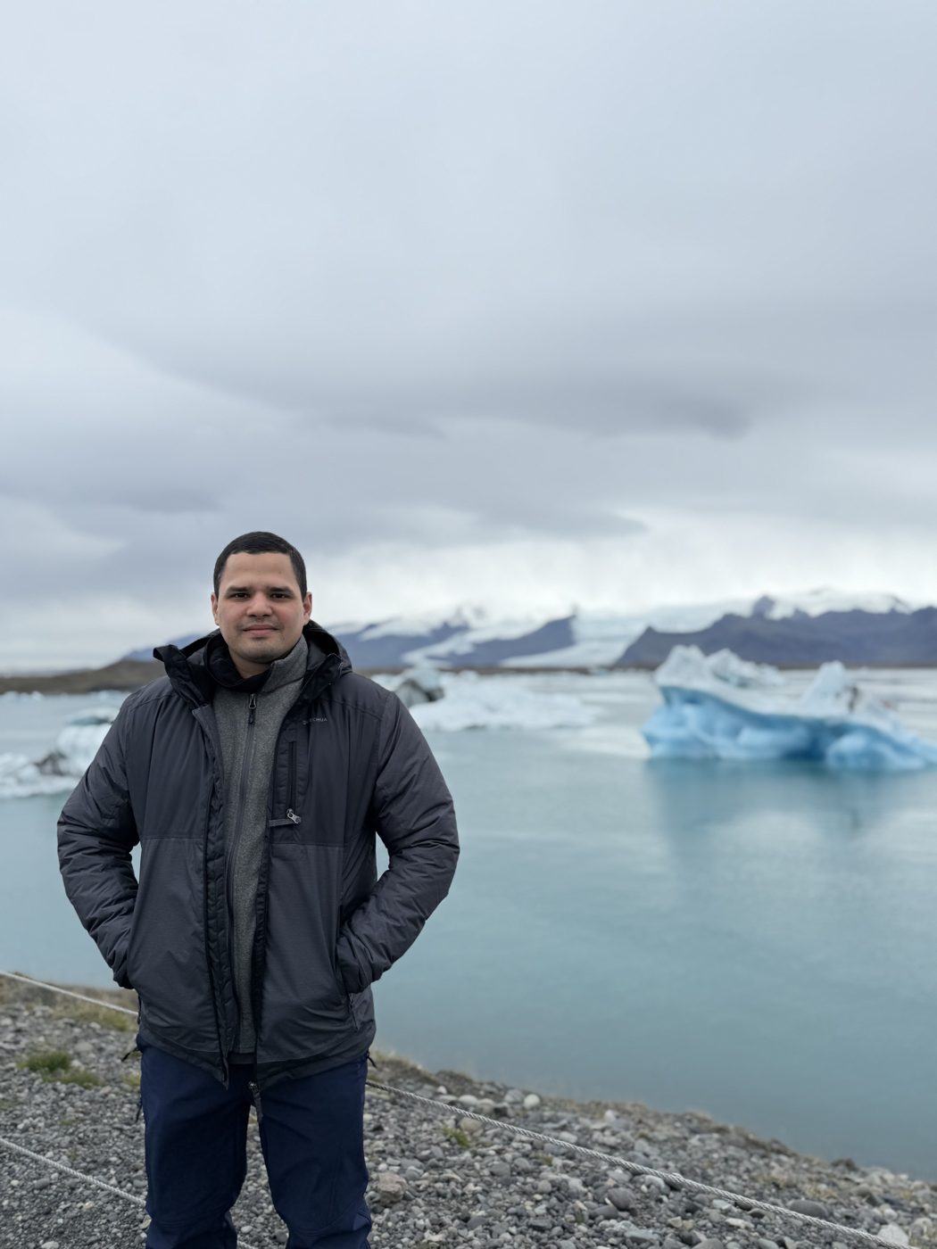 Yair frente a un glaciar en Islandia